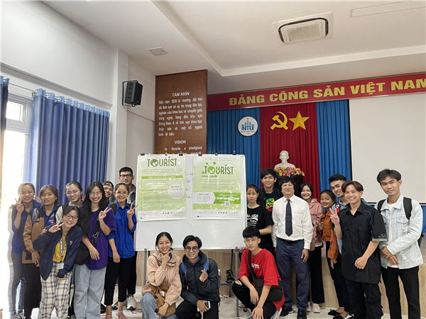 Sinh viên Khoa Du lịch trường Đại học Nha Trang tham gia buổi giới thiệu về Dự án “Tourist”