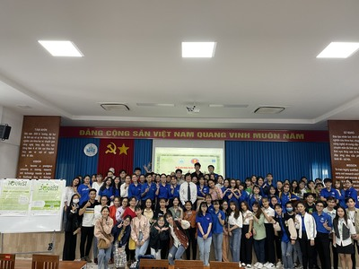 Sinh viên Khoa Du lịch trường Đại học Nha Trang tham gia buổi giới thiệu về Dự án “Tourist”