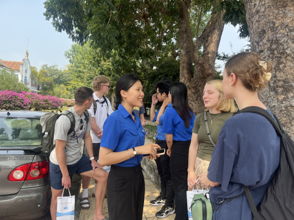 Đoàn sinh viên và giảng viên Trường Đại học Graceland (Hoa Kỳ) tham quan Trường ĐH Nha Trang