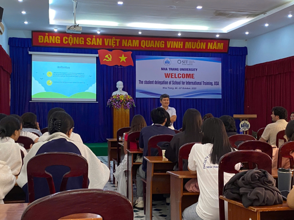 Sinh viên Khoa Du lịch tham gia chương trình trao đổi học tập cùng đoàn sinh viên SIT (Hoa Kỳ)