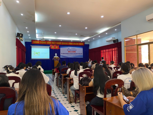 Sinh viên Khoa Du lịch tham gia chương trình trao đổi học tập cùng đoàn sinh viên SIT (Hoa Kỳ)