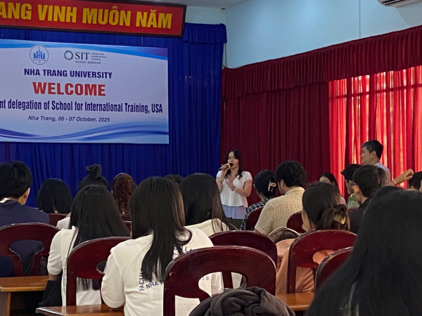 Sinh viên Khoa Du lịch tham gia chương trình trao đổi học tập cùng đoàn sinh viên SIT (Hoa Kỳ)