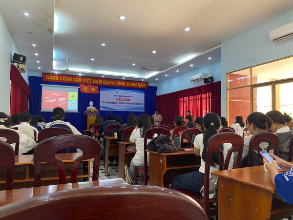 Sinh viên Khoa Du lịch tham gia chương trình trao đổi học tập cùng đoàn sinh viên SIT (Hoa Kỳ)