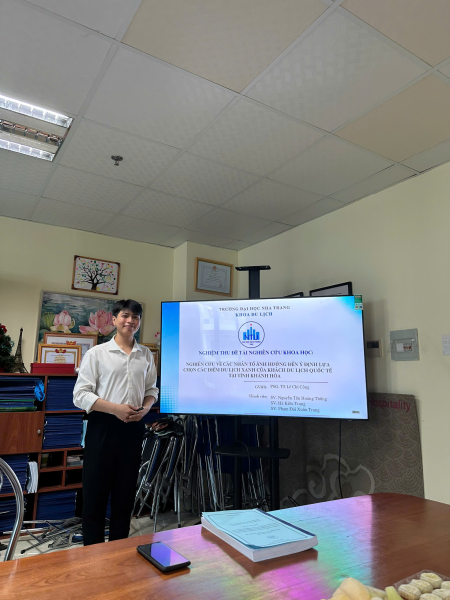 Nghiệm thu đề tài sinh viên NCKH: Gắn nghiên cứu với thực tiễn phát triển du lịch xanh tại Khánh Hòa