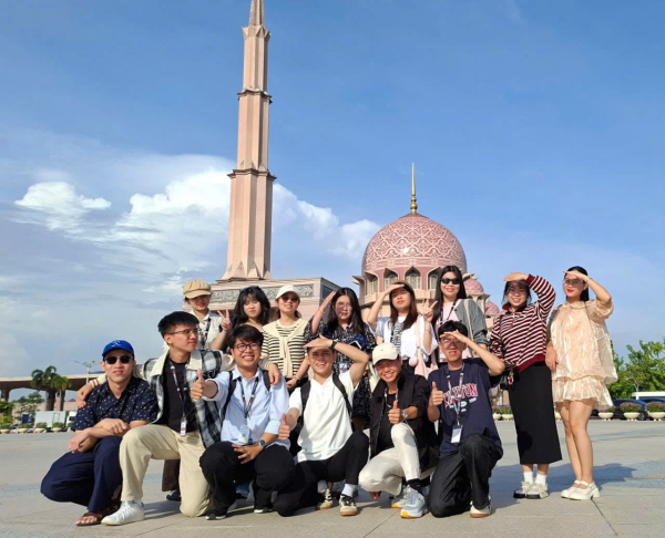 Sinh viên Khoa Du lịch tham gia chương trình Study Tour và học tập quốc tế tại Malaysia