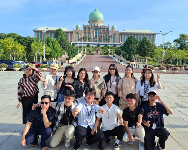 Sinh viên Khoa Du lịch tham gia chương trình Study Tour và học tập quốc tế tại Malaysia