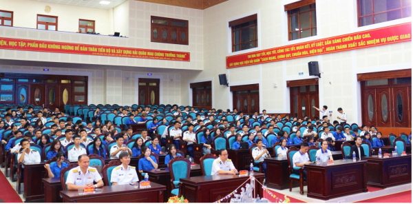 Lan tỏa tình yêu biển đảo trong sinh viên: Khoa Du lịch, Trường Đại học Nha Trang phối hợp với Học viện Hải quân tổ chức giao lưu. 