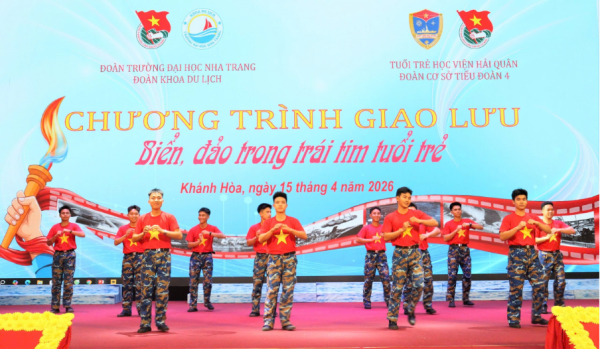 Lan tỏa tình yêu biển đảo trong sinh viên: Khoa Du lịch, Trường Đại học Nha Trang phối hợp với Học viện Hải quân tổ chức giao lưu. 
