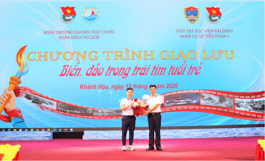 Lan tỏa tình yêu biển đảo trong sinh viên: Khoa Du lịch, Trường Đại học Nha Trang phối hợp với Học viện Hải quân tổ chức giao lưu. 