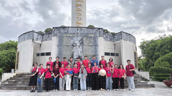 Sinh viên K66 Khoa Du lịch tham gia tour thực tế Miền Tây trong học phần Thực hành nghiệp vụ Hướng dẫn và Các tuyến điểm