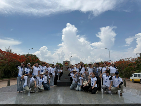 Sinh viên K66 Khoa Du lịch tham gia tour thực tế Miền Tây trong học phần Thực hành nghiệp vụ Hướng dẫn và Các tuyến điểm