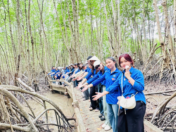 Sinh viên K66 Khoa Du lịch tham gia tour thực tế Miền Tây trong học phần Thực hành nghiệp vụ Hướng dẫn và Các tuyến điểm