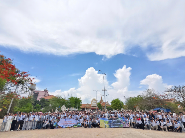 Sinh viên K66 Khoa Du lịch tham gia tour thực tế Miền Tây trong học phần Thực hành nghiệp vụ Hướng dẫn và Các tuyến điểm