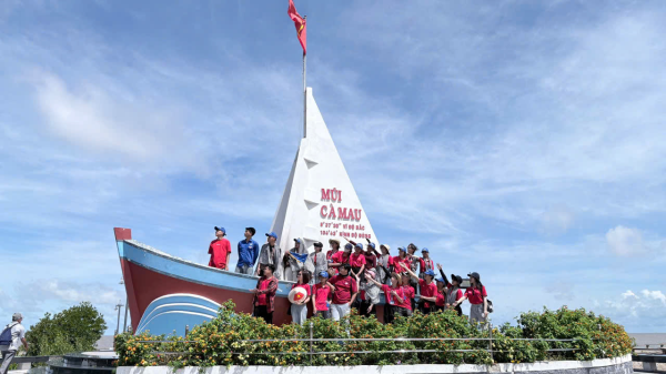 Sinh viên K66 Khoa Du lịch tham gia tour thực tế Miền Tây trong học phần Thực hành nghiệp vụ Hướng dẫn và Các tuyến điểm