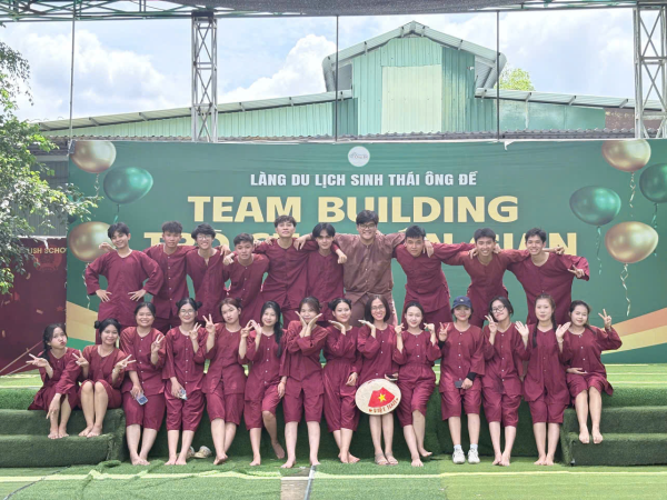 Sinh viên K66 Khoa Du lịch tham gia tour thực tế Miền Tây trong học phần Thực hành nghiệp vụ Hướng dẫn và Các tuyến điểm