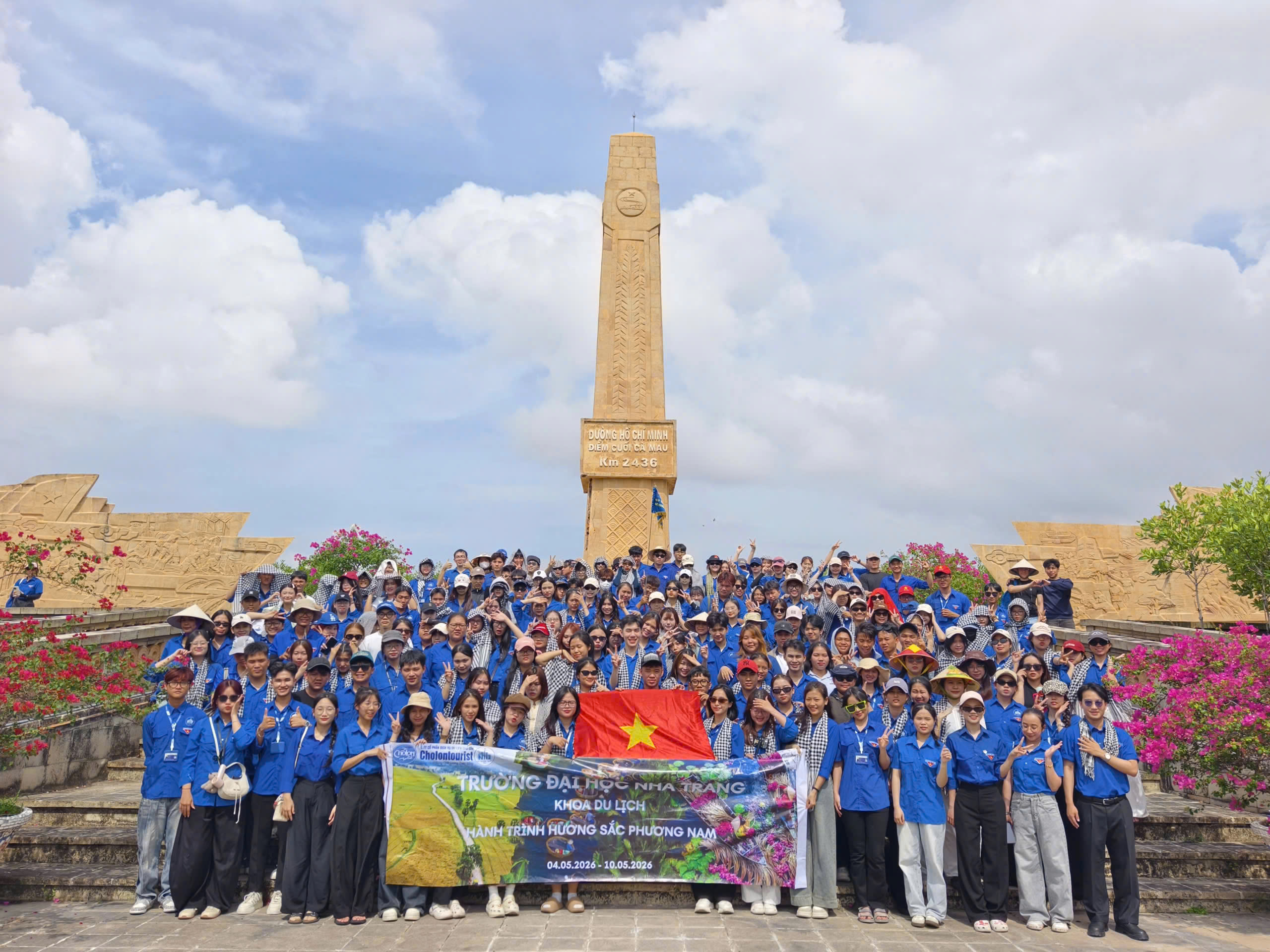 Sinh viên K66 Khoa Du lịch tham gia tour thực tế Miền Tây trong học phần Thực hành nghiệp vụ Hướng dẫn và Các tuyến điểm