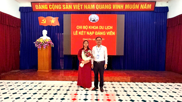 Chi bộ Khoa Du lịch tổ chức Lễ kết nạp đảng viên mới và trao Quyết định  công nhận đảng viên chính thức