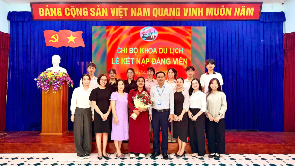 Chi bộ Khoa Du lịch tổ chức Lễ kết nạp đảng viên mới và trao Quyết định  công nhận đảng viên chính thức