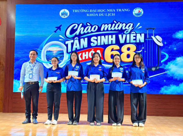 Khoa Du lịch tổ chức chương trình "Chào mừng Tân sinh viên K68"