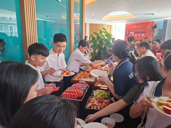 Sinh viên Khoa Du lịch khám phá môi trường dịch vụ chuyên nghiệp tại Voco Scenia Bay Nha Trang