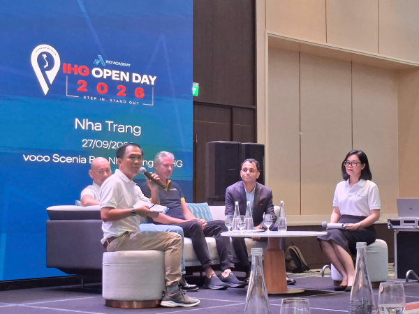 Sinh viên Khoa Du lịch khám phá môi trường dịch vụ chuyên nghiệp tại Voco Scenia Bay Nha Trang