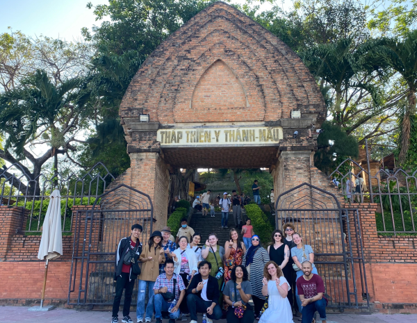 Sinh viên Khoa Du lịch Trường ĐH Nha Trang giao lưu với đoàn sinh viên Trường ĐH Evergreen (Hoa Kỳ)