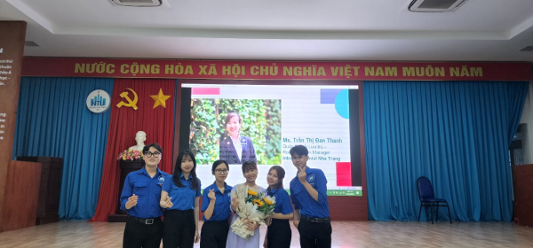 Giao lưu cùng đại diện Khách sạn Intercontinental Nha Trang với chủ đề “Hoạt động phục vụ các dịch vụ hỗ trợ trong quá trình khách lưu trú và Kinh nghiệm phục vụ khách VIP"