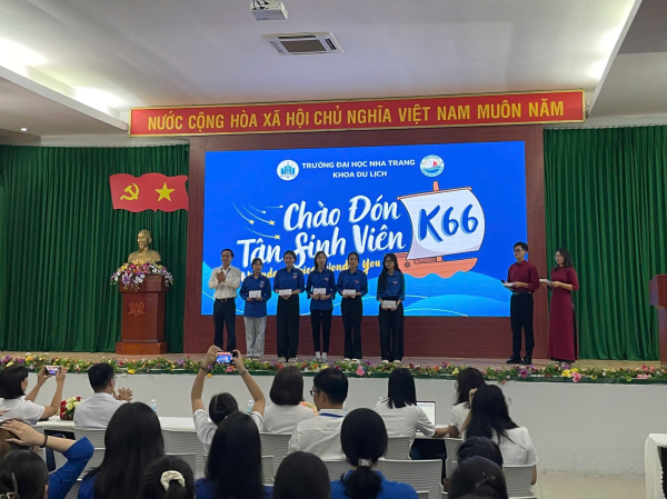 Khoa Du lịch Trường Đại học Nha Trang đón chào Tân Sinh viên K66