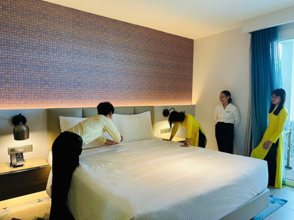 SINH VIÊN NĂM THỨ NHẤT NGÀNH QTKS CHƯƠNG TRÌNH ĐẶC BIỆT THAM GIA HỌC TẬP THỰC TẾ TẠI ALMA RESORT