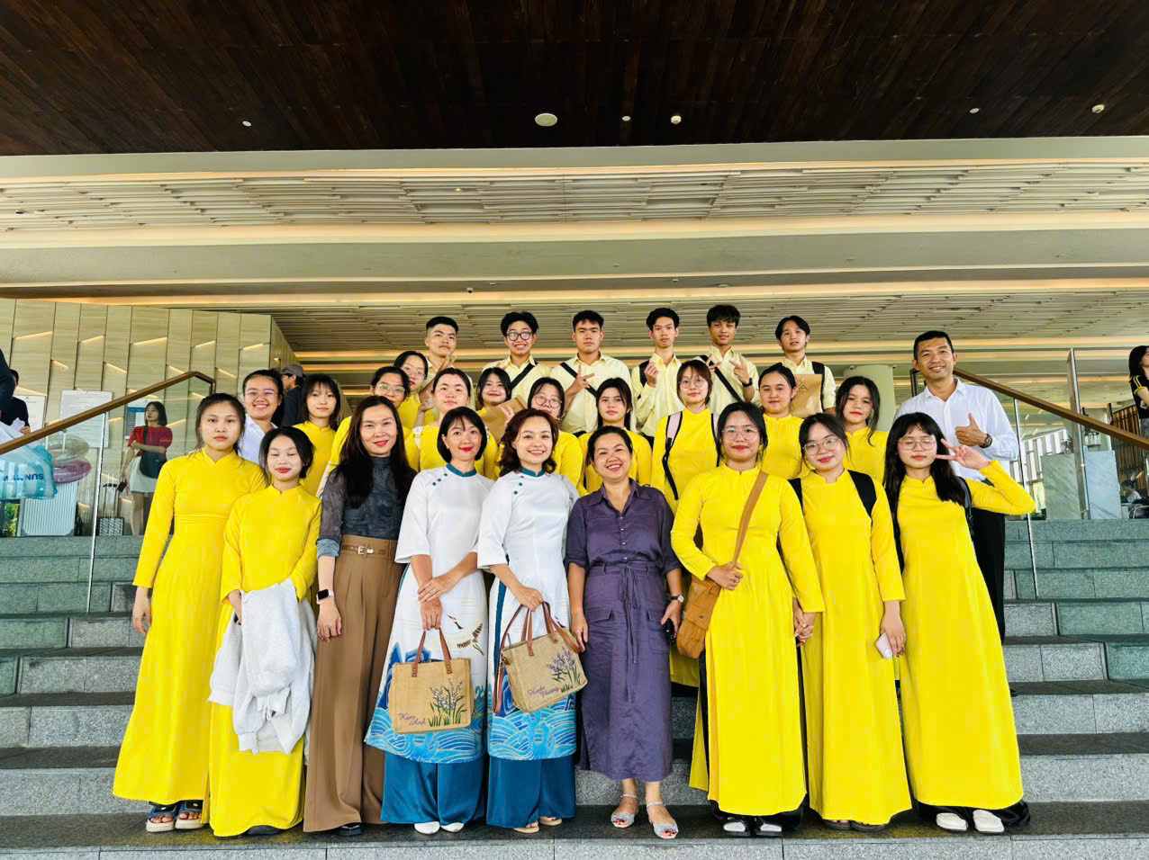 SINH VIÊN NĂM THỨ NHẤT NGÀNH QTKS CHƯƠNG TRÌNH ĐẶC BIỆT THAM GIA HỌC TẬP THỰC TẾ TẠI ALMA RESORT
